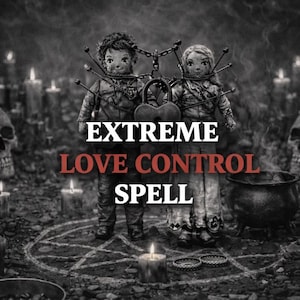 Könnte beinhalten: Schwarz-Weiß-Bild mit zwei Puppen, die durch Ketten und ein herzförmiges Schloss verbunden sind. Die Puppen sind von Kerzen, Schädeln und einem Pentagramm umgeben. Der Text "EXTREME LOVE CONTROL SPELL" ist zu sehen.