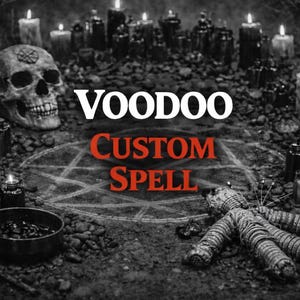 Könnte beinhalten: Schwarz-Weiß-Bild mit einem Schädel, Kerzen, Gläsern und einer Voodoo-Puppe auf dunklem Untergrund. Der Text "VOODOO CUSTOM SPELL" ist zu sehen. Ein Pentagramm ist auf dem Boden gezeichnet, was das mystische Thema verstärkt.