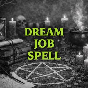 Puede incluir: Una imagen en blanco y negro con el texto DREAM JOB SPELL en verde lima. La escena incluye un pentagrama dibujado en el suelo, una pila de libros antiguos, un reloj de arena, un caldero humeante y varias velas encendidas en un entorno oscuro.