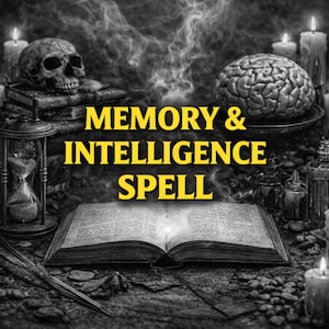 Puede incluir: Imagen en blanco y negro con una calavera, un cerebro, un reloj de arena y un libro abierto con el texto "MEMORY & INTELLIGENCE SPELL" en amarillo. Velas encendidas y humo crean una atmósfera mística, sugiriendo un tema de magia y hechizos.