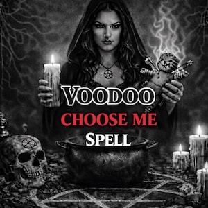 Op de afbeelding: Digitaal bewerkte afbeelding met een vrouw in een capuchon die een kaars en een voodoopop vasthoudt. De tekst "VOODOO CHOOSE ME SPELL" is prominent aanwezig. Een schedel, ketel en kaarsen zijn ook zichtbaar.