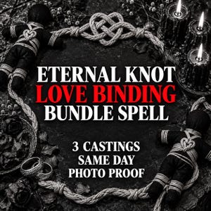 Può includere: Due bambole in tessuto nero avvolte da corda con nodi a forma di cuore, tre candele nere accese e due anelli d'argento. Il testo recita: ETERNAL KNOT LOVE BINDING BUNDLE SPELL 3 CASTINGS SAME DAY PHOTO PROOF. Estetica scura.