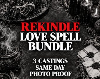 Può includere: Un set per incantesimo d'amore Rekindle con due candele nere a forma di figura legate con spago su un vassoio, tre candele accese, un bruciatore di incenso fumante e lettere con sigilli di ceralacca. Testo: REKINDLE LOVE SPELL BUNDLE 3 CASTINGS SAME DAY PHOTO PROOF.
