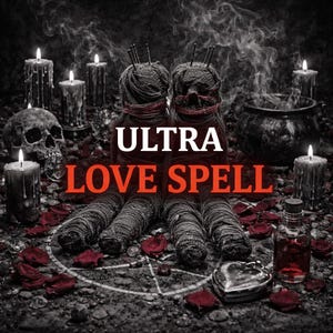 Pu&ograve; includere: Immagine oscura e mistica con due bambole voodoo, candele, un teschio e una bottiglia di pozione. Le parole "ULTRA LOVE SPELL" sono visualizzate in bianco e rosso. Petali di rosa rossi e un pentagramma aggiungono all'atmosfera occulta.