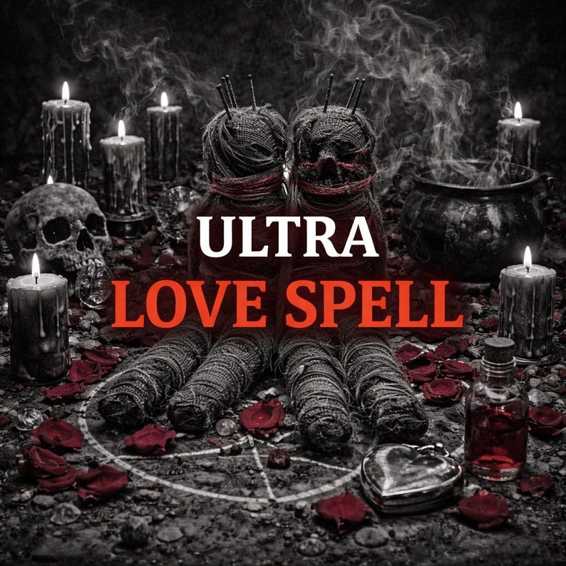Pu&ograve; includere: Immagine oscura e mistica con due bambole voodoo, candele, un teschio e una bottiglia di pozione. Le parole "ULTRA LOVE SPELL" sono visualizzate in bianco e rosso. Petali di rosa rossi e un pentagramma aggiungono all'atmosfera occulta.