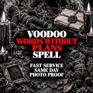Può includere: Due bambole voodoo in tessuto nero avvolte da spago, candele nere con cera sciolta, un mucchio di lettere con un sigillo in ceralacca e una cornice decorata. Il testo recita: VOODOO WORDS WITHOUT PLANS SPELL FAST SERVICE SAME DAY PHOTO PROOF.
