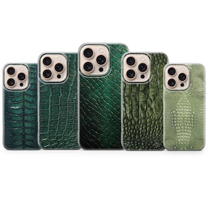 Op de afbeelding: Vijf smartphonehoesjes op een rij, elk met een opvallend groen krokodillenleer-textuurpatroon. De hoesjes hebben uitsparingen voor camera-systemen met drie lenzen en worden getoond in verschillende tinten groen, van donker bosgroen tot licht olijfgroen.