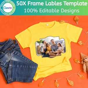Op de afbeelding: Een gele t-shirt met een familiefoto in een uniek frame, gecombineerd met een blauwe jeans op een oranje achtergrond. Het shirt toont de tekst "50X Frame Labels Template" en "100% Editable Designs". Decoratieve lampjes en een kleine pop zijn ook aanwezig.