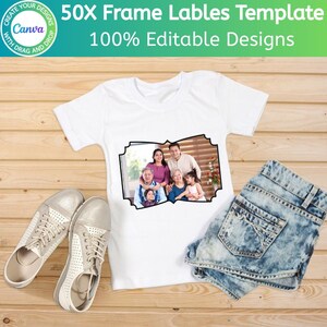 Op de afbeelding: Wit T-shirt met een familiefoto in een decoratieve lijst. Gecombineerd met een spijkerbroekshort en zilveren sneakers. De tekst bovenaan luidt "50X Frame Lables Template" en "100% Editable Designs".