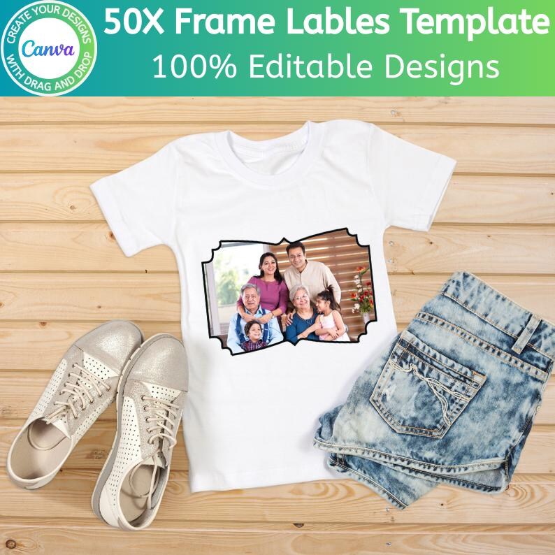Op de afbeelding: Wit T-shirt met een familiefoto in een decoratieve lijst. Gecombineerd met een spijkerbroekshort en zilveren sneakers. De tekst bovenaan luidt "50X Frame Lables Template" en "100% Editable Designs".