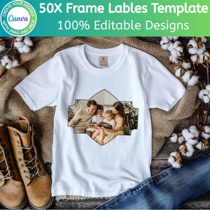 Op de afbeelding: Wit T-shirt met een familiefoto in een decoratief kader. Het shirt toont de tekst "50X Frame Lables Template" en "100% Editable Designs". Het shirt wordt gepresenteerd met laarzen en een jeans op een houten oppervlak.