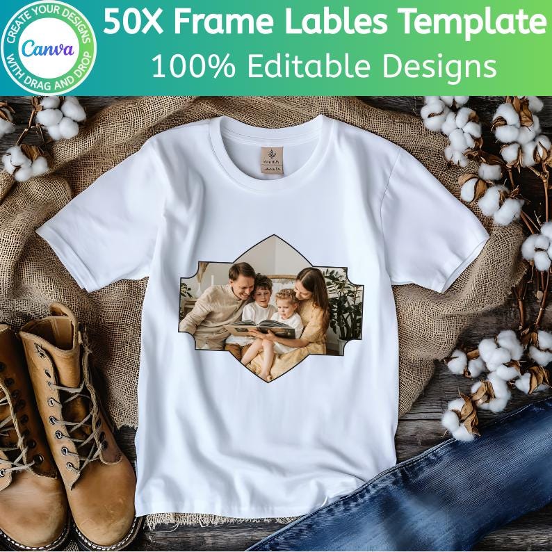 Op de afbeelding: Wit T-shirt met een familiefoto in een decoratief kader. Het shirt toont de tekst "50X Frame Lables Template" en "100% Editable Designs". Het shirt wordt gepresenteerd met laarzen en een jeans op een houten oppervlak.