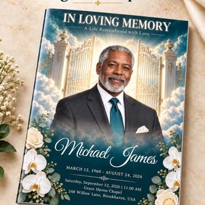 Pode incluir: Um modelo de programa funerário de 8 páginas com o retrato de um homem de terno e gravata azul-petróleo. A capa exibe o texto IN LOVING MEMORY, A Life Remembered with Love, Michael James, datas e detalhes, emoldurado por flores brancas.