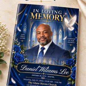 Pode incluir: Um modelo de programa funerário de 8 páginas com tema azul, retrato de um homem de terno, uma pomba branca e rosas azuis. O texto inclui "In Loving Memory", "Daniel Wiliams Lee" e os detalhes do serviço de 25 de julho de 2026 na The Glaze Haven Church.
