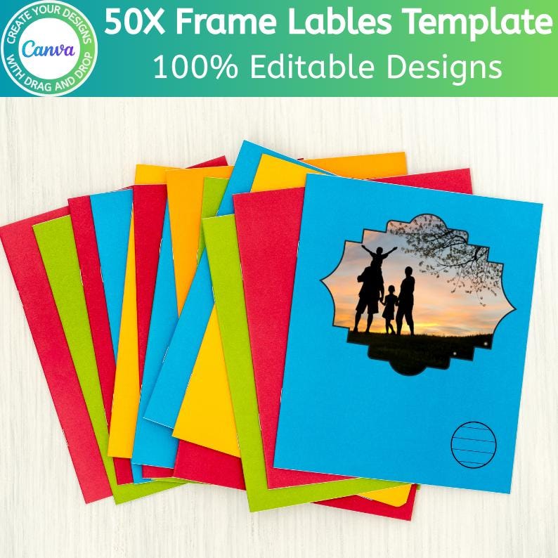 Op de afbeelding: Een stapel kleurrijke frame label templates in rood, groen, geel, oranje en blauw. Het blauwe label heeft een familiesilhouet in een decoratief frame. Tekst op de afbeelding luidt "50X Frame Labels Template" en "100% Editable Designs."