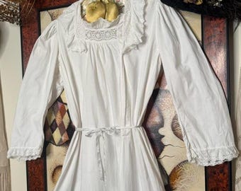 Antique Edwardian early 1900s cotton and spiderweb eyelet ruffle lace maxi nightgown with mutton sleeves