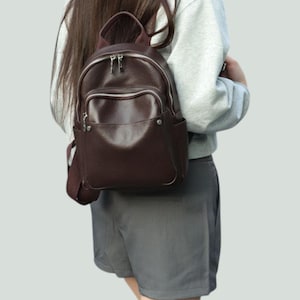 Mochila de cuero marrón para mujer, mini mochila elegante, mochila de viaje informal, bolso de moda para el día a día, mochila pequeña para el trabajo.