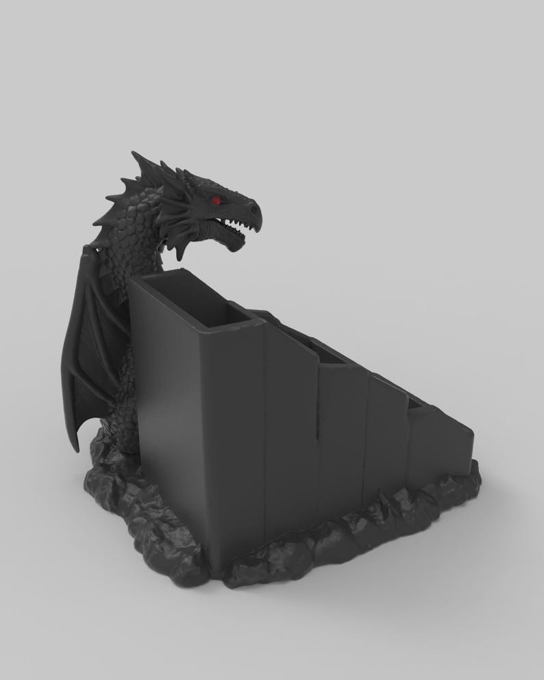 Pode incluir: Um organizador de secret&aacute;ria preto com tema de drag&atilde;o. O drag&atilde;o tem olhos vermelhos e est&aacute; pousado numa base rochosa. O organizador tem v&aacute;rios compartimentos, perfeitos para guardar canetas, l&aacute;pis e outros materiais de escrit&oacute;rio.