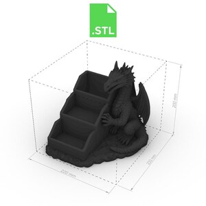 Pode incluir: Um organizador preto com tema de drag&atilde;o, impresso em 3D, com tr&ecirc;s compartimentos em camadas. A figura do drag&atilde;o &eacute; detalhada com asas e fica ao lado dos compartimentos. Dimens&otilde;es: 22 cm x 23,3 cm x 20 cm. O tipo de arquivo &eacute; .STL.