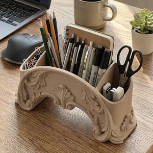 Puede incluir: Un letrero de madera rústico con el texto "Welcome to our home" en un estilo manuscrito. El letrero presenta un acabado envejecido y un diseño simple y acogedor, ideal para un porche o entrada.