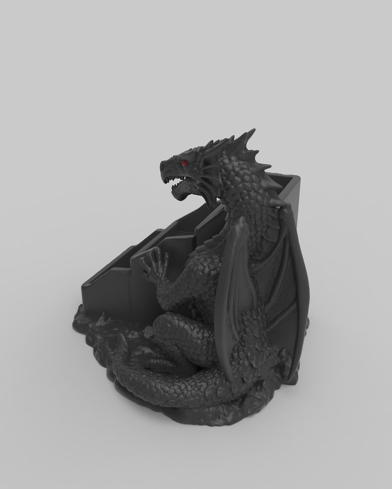 Pode incluir: Estatueta de drag&atilde;o preto com olhos vermelhos, pousada sobre uma base escalonada. O drag&atilde;o apresenta escamas detalhadas, asas e uma express&atilde;o amea&ccedil;adora. A estatueta &eacute; um item decorativo, possivelmente para uma mesa ou prateleira.