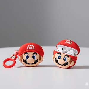 Puede incluir: Dos fundas para AirPod rojas y beige con temática de Mario. Una funda está cerrada y la otra está abierta, revelando auriculares blancos. Las fundas tienen un sombrero rojo con una "M" blanca encima, ojos azules y un bigote negro. Una funda tiene un llavero rojo.