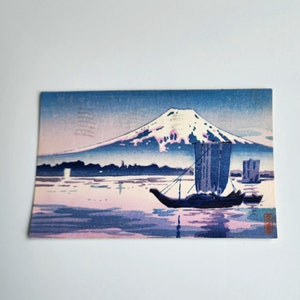Postal vintage de arte de montaña japonés, postal de acuarela japonesa en azul, rosa y morado.
