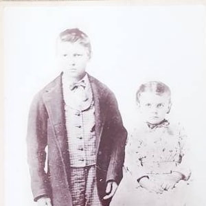 Tarjeta de estudio vintage, hermano y hermana de pie, Davies Studio, Portland OR, Historia del Pacífico NW,