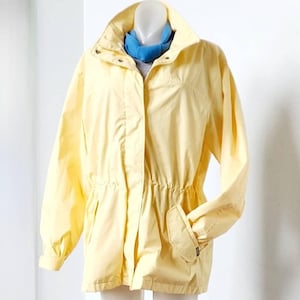 Manteau de pluie et de coupe-vent jaune Pacific Trail, manteau moyen pour femme, veste de printemps, fermeture à glissière et bouton-pression, vêtements d&#39;extérieur PNW Seattle,
