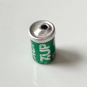 Casa de muñecas vintage pequeña, lata de 7-Up, lata de refresco, escala de 1/2 pulgada, lata de refresco, diorama de casa de muñecas, exhibición de comestibles en miniatura para cocina, moderna