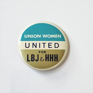 Könnte beinhalten: Runder Button mit einem türkisfarbenen oberen Bereich und einem cremefarbenen unteren Bereich. Der Text "UNION WOMEN" ist weiß, über "UNITED" in Weiß und "FOR LBJ & HHH" in Schwarz.