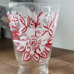 ヴィンテージ スワンキー スウィッグ グラス、赤と白の花柄デザイン、50 年代の赤いバラ柄ドリンクグラス、夏のおもてなし、バーウェアギフトアイデア