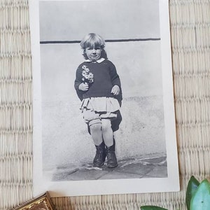 金髪の少女の写真、少女の白黒写真、花を持った少女、ブランケナゲルの家族の歴史、系図、100年前、1920年代
