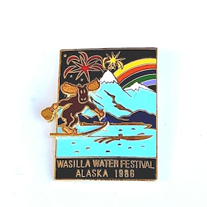 Broche del Festival de Wasilla, Alaska, 1986. Festival del Agua de Alaska, 1986. Pin de esmalte tridimensional con raquetas de nieve, alce, arcoíris y montañas. Pin de recuerdo de Alaska.