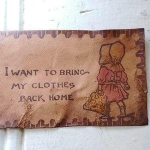 Carte postale en cuir vintage victorienne, « Je veux ramener mes vêtements à la maison », Bonnet de fille tenant la valise, Coloré à la main, Usé, Effet vieilli