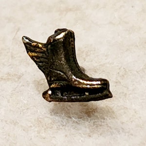Geflügelte Schlittschuh Anstecknadel, winzige Schlittschuh mit Flügeln, antike Anstecknadel