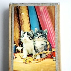 Carte da gioco con simpatici gattini giocosi, carte da gioco con tema gatto e cucito, carte da gioco retrò, carte per amanti dei gatti, regalo per amanti dei gatti da cucito, singole