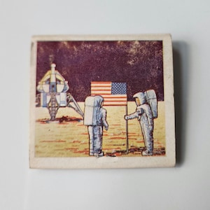 Vintage unbenutztes Streichholzbriefchen USA Flagge auf Mond, Landung Erdmond, NASA, Mondlandung, MC Streichhölzer, Space Age USA 1969, Raumfahrtprogramm, 1960er Jahre
