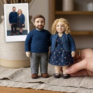 Può includere: Un cartello in legno rustico con la scritta "Welcome to our home" in lettere bianche. Il cartello presenta una finitura invecchiata e un design semplice e invitante, perfetto per l'arredamento della porta d'ingresso.