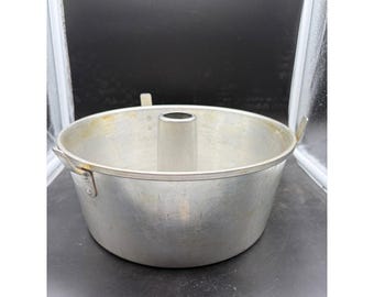 Vntg Wear-Ever Aluminum Angel Food Cake Pan 2-Piece Tube Pan with Cooling Feet