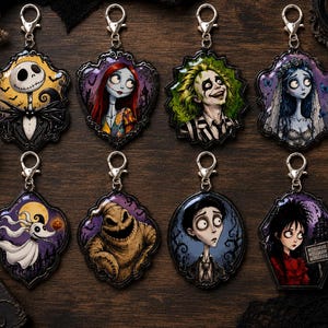 Pode incluir: Oito porta-chaves decorativos com personagens ilustradas dos filmes de Tim Burton, incluindo Jack Skellington, Sally, Beetlejuice, Emily a noiva cadáver, Zero, Oogie Boogie, Victor Van Dort e Lydia Deetz, cada um com um fecho de metal prateado.