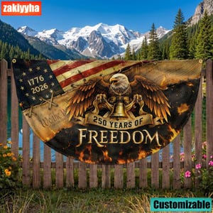 Puede incluir: Una pancarta patriótica con un diseño de la bandera estadounidense, un águila, una campana y el texto "250 YEARS OF FREEDOM". La pancarta incluye los años 1776 y 2026, con una opción personalizable. El fondo muestra una cordillera.