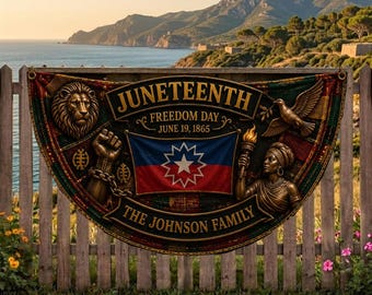 Könnte beinhalten: Ein halbkreisförmiges dekoratives Banner mit dem Text JUNETEENTH FREEDOM DAY JUNE 19, 1865 und THE JOHNSON FAMILY. Es zeigt eine zentrale Juneteenth-Flagge, einen bronzefarbenen Löwenkopf, eine erhobene Faust mit zerbrochenen Ketten, eine Taube und eine Fackel.
