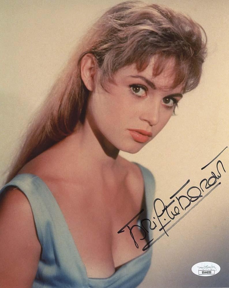 Gesigneerde foto Brigitte Bardot | 8 x 10 | Gecertificeerd door JSA afbeelding 1
