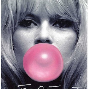 Foto su tela autografata da Brigitte Bardot Bubble Gum / 12x18 / Certificata da PSA/DNA immagine 1