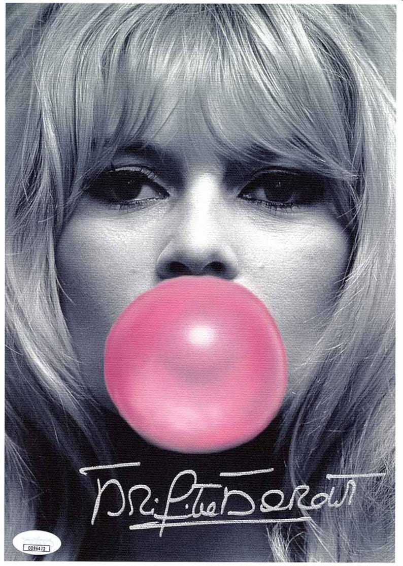 Foto su tela autografata da Brigitte Bardot Bubble Gum / 12x18 / Certificata da PSA/DNA immagine 1