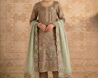 Elegante Conjunto de Kurti y Pantalón para Mujer en Seda Shimmer Pura en Color Taupe Marrón y Verde Pistacho con Dupatta Bordada – Festiva