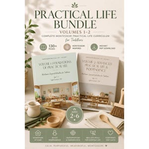 Op de afbeelding: Een bundel van twee boeken getiteld "Practical Life Bundle" met de tekst "Volumes 1-2" en "Complete Montessori Practical Life Curriculum for Toddlers". De boeken worden getoond met houten keukengerei, een kleine kan en een houten dienblad. De leeftijd is 2-6.