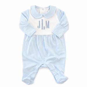 Besticktes Baby Outfit mit Monogramm, Schläfer Füßling