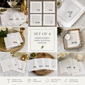 Op de afbeelding: Een set van vier vierkante witte linnen cocktailservetten met geborduurde martini-thema ontwerpen en teksten zoals "tini time" en "extra dirty". De servetten hebben een decoratieve gestikte rand en worden gepresenteerd in een geschenkdoos.
